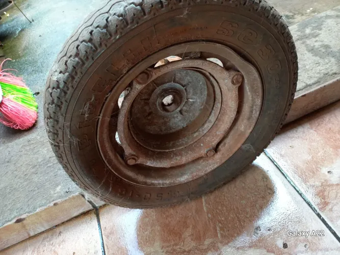 estepe completo aro pneu , cubo . da lambretta li 150.