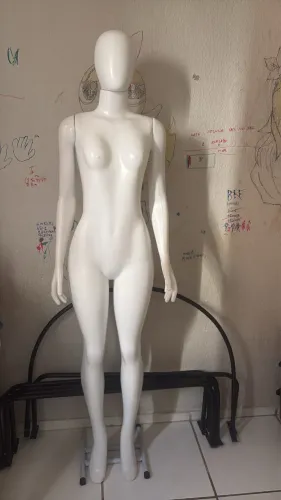 Vendo maniquim e 6 araras de 1 metro