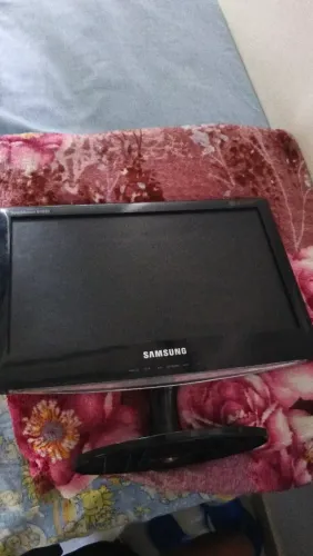 Monitor syncMasterB1630 Samsung por 100 reais, funciona ainda