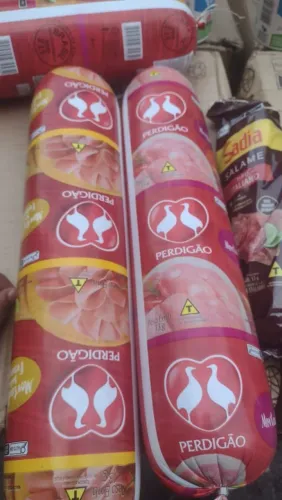Mortadela Perdigão a caixa saindo 80$ com 4 fazemos entrega acima de 3 caixas *