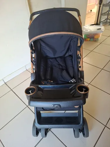 Carrinho Tutti Baby Bolt preto e dourado