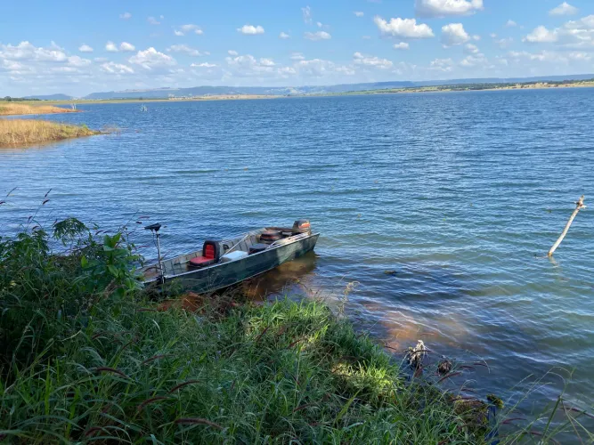 Canoa de pesca 5,5 metro bico semi chato com motores