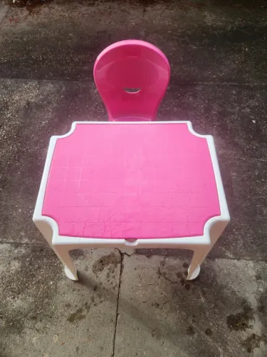 Mesa e cadeira de plástico infantil