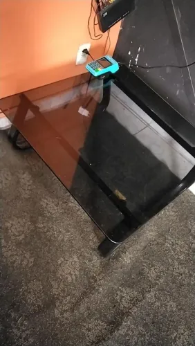 Mesa pequena para sala, na cor preto fosco