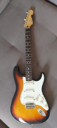 SEM TROCAS! Guitarra Fender Stratocaster de 1996 com Upgrades.