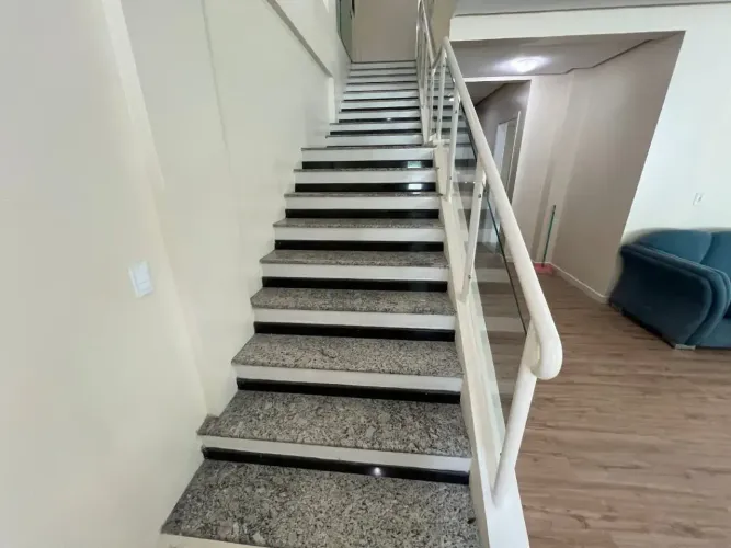 CASA TRIPLEX COM 4 SUÍTES, PISCINA E 4 VAGAS JARDIM ENCONTRO DAS ÁGUAS