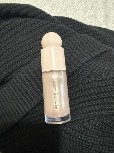Iluminador Líquido Positive Light Liquid Luminizer da Rare Beauty.