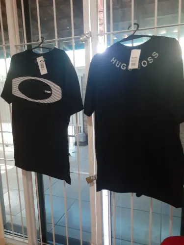 Duas camisas pretas oakley e Hugo boss tam p faço as duas por 100 Reais