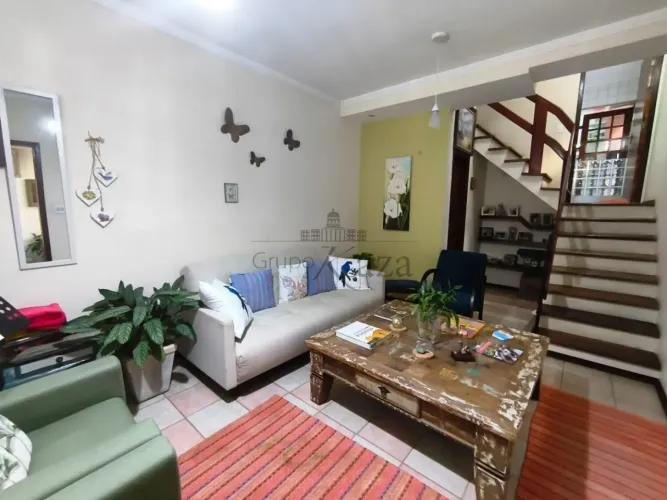 Oportunidade - Casa Sobrado - Jardim das Indústrias - 2 Suítes - 125m².