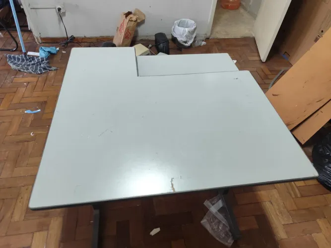 VENDO MESA PARA COMPUTADOR, CINZA, COM ESPAÇO PARA O TECLADO , 70 cm x 80 cm, CINZA