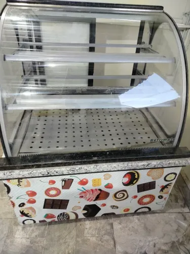 Vendedor expositor quente de salgados