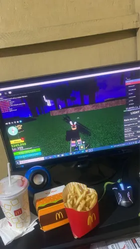 Vendo computador tudo ok acompanha mesinha,fone ouvido,microfone e caixinha som