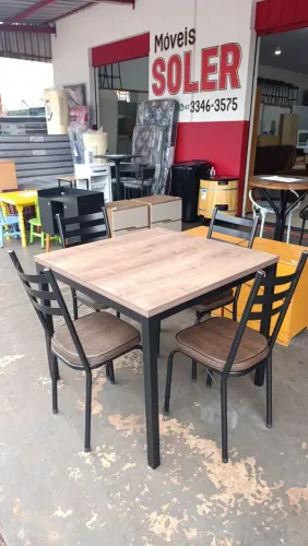 Mesa Quadrada com 4 cadeiras na PROMOÇÃO