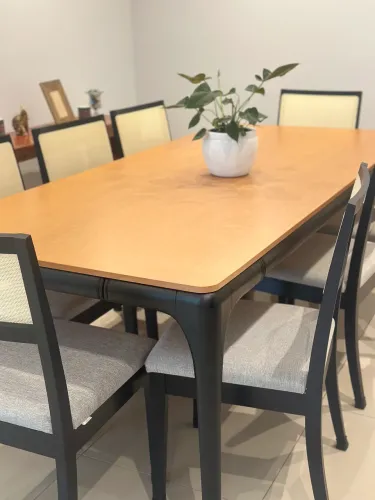 Mesa de jantar 8 lugares com cadeiras.