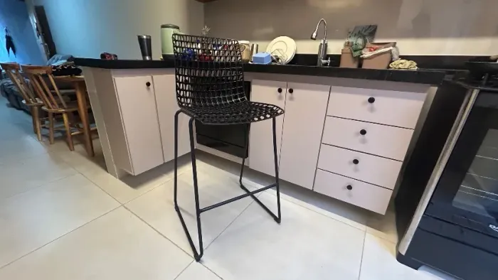 Par de banquetas altas pretas estilo moderno (ótimo estado)