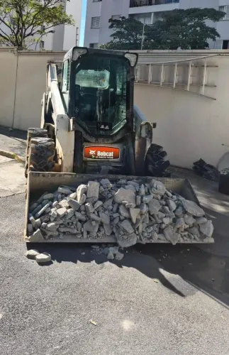 Mini Carregadeira Bobcat S650 cabinada
