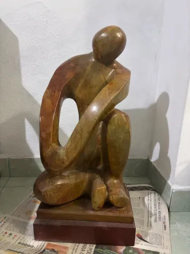 Vendo escultura abstrata de pedra sabão