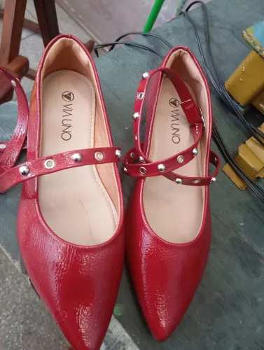 Vendo sapatilha nova,bico fino,  Via Uno, vermelho, numeração 38!
