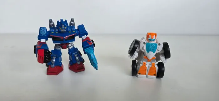 Transformer Rescue Bots. Optimus Prime e outro.