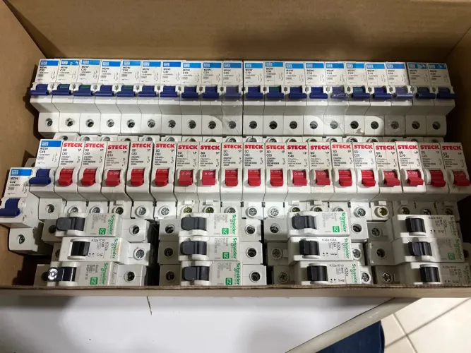 Disjuntores variados