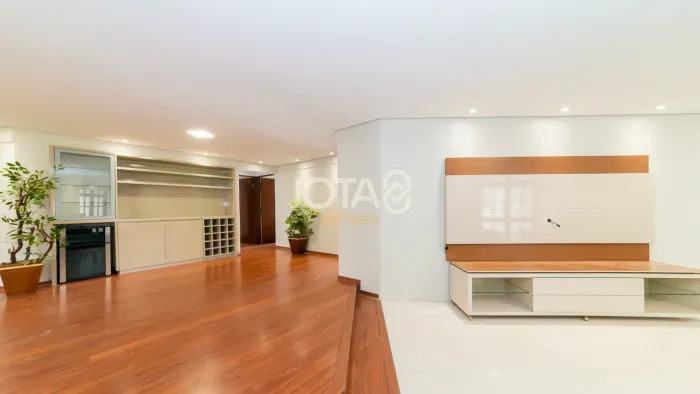 CASA COM 3 QUARTOS, JARDIM E PISCINA NO CAMPO COMPRIDO Casa Com 3 Quartos, Jardim E Piscin
