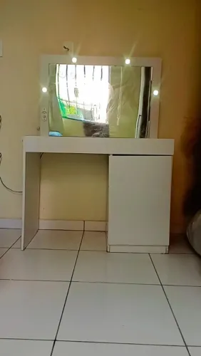 Vende -se Penteadeira camarim de 4 Luzes Led 