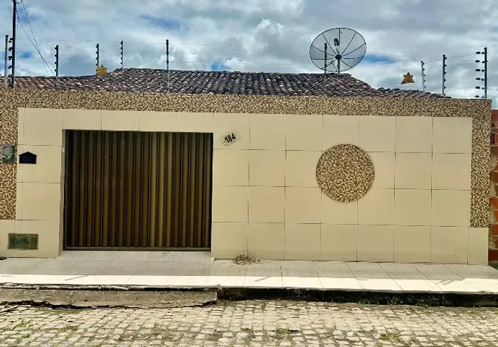 Aluga-se casa na Rua ao lado do SESI em Boquim