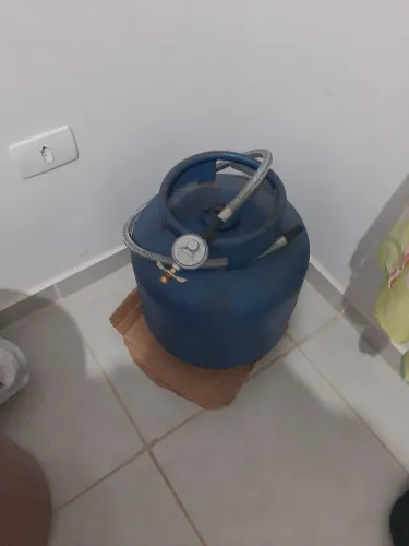 Vendo um botão valor RS 150 e a mangueira com registro o valor RS 80
