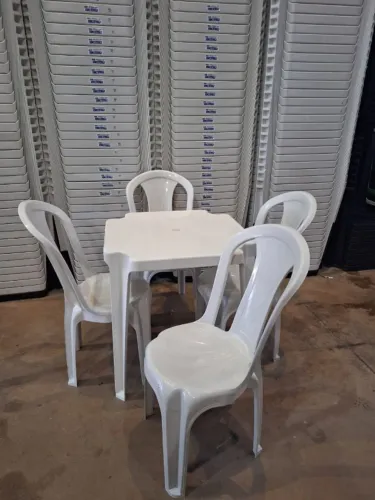 Jogo de mesa com 4 cadeiras de plastico 152kg