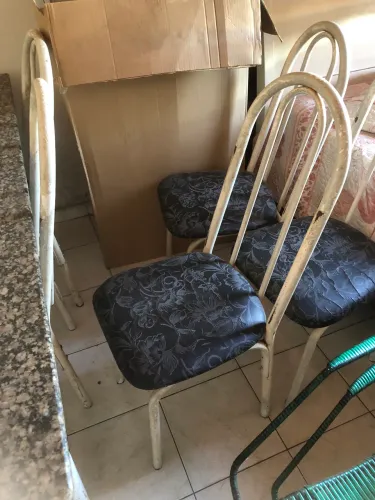 MESA DE MÁRMORE COM 06 CADEIRA