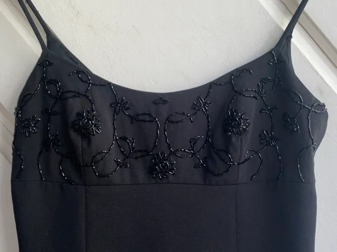 VESTIDO PRETO BÁSICO COM DETALHE EM PEDRARIAS