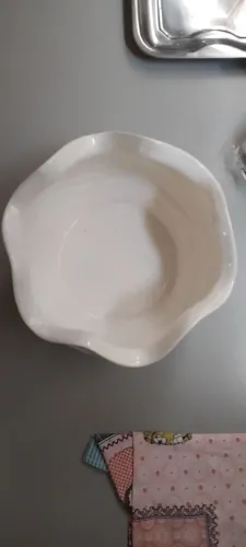 TIGELA GRANDE DE CERÂMICA BRANCA. 