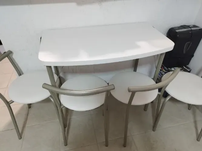 Mesa dobrável com as banquetas. Medidas 0,51X0,91; a mesa aberta 1,02x0,51x 0,79h.