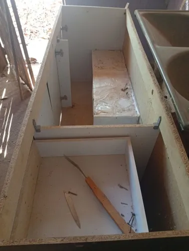 Vende se um balcão de pia 3 portas e 3gavetas