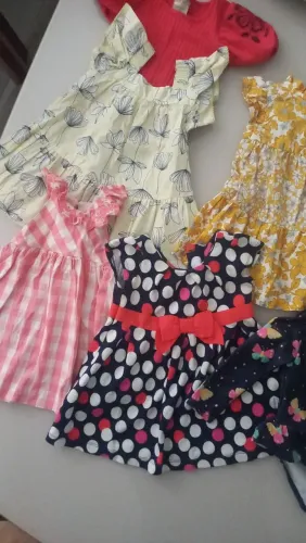 Vendo 4 vestidos e 1 maiô, tudo quase novo, veste  1ano