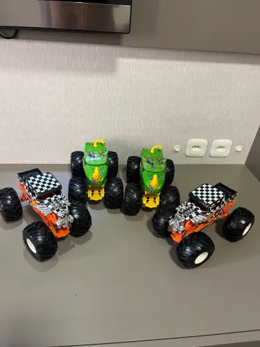 Carrinhos monstertruck hotwheels grande - R$ 85,00 cada