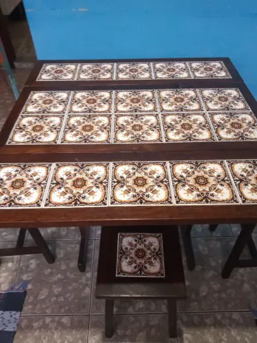 Mesa de azulejo dobravel,com 4 banquinhos usada. 1000 reais