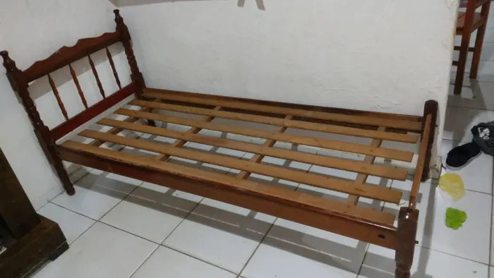 Cama de madeira maciça bem conservada