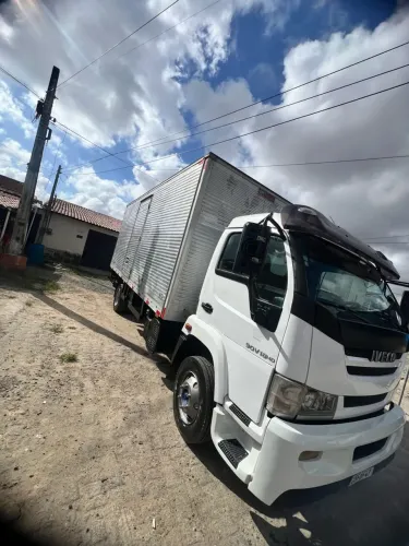 > Iveco Vertis 90V18 Baú 2013/2014