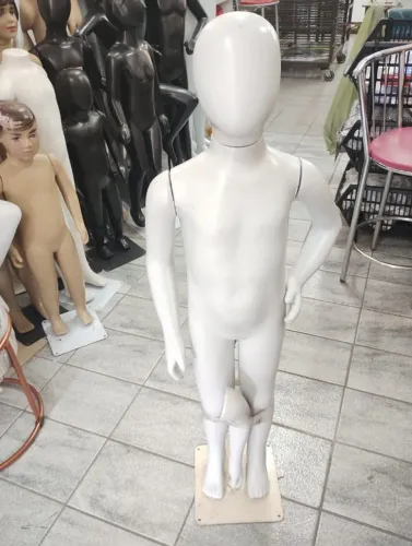 Manequim infantil de Plástico Branco com 3 Braços 