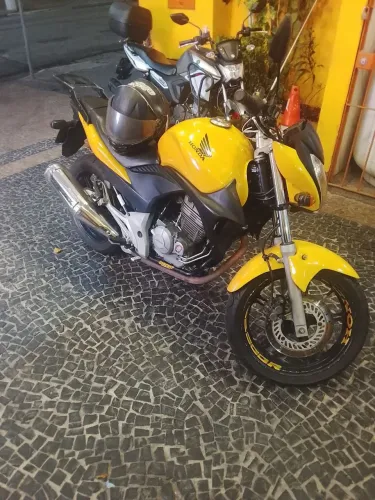 Vendo CB 300 toda revisada aceito moto na troca ou carro