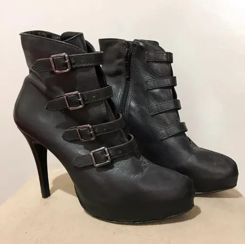 Bota preta de salto alto 