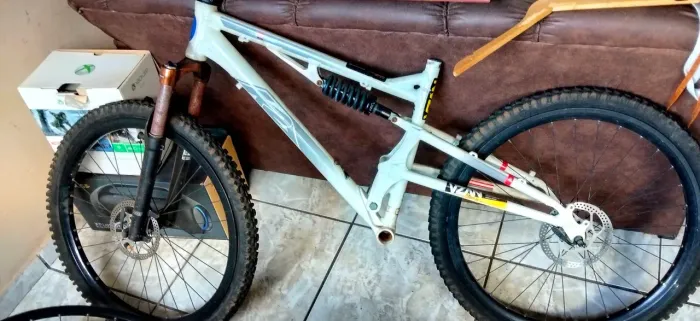 Vendo bike Full suspensão aro 26