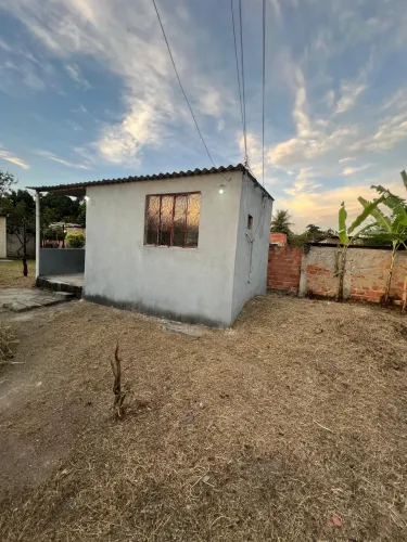 Vendo casa com quintal grande em Santa Cruz