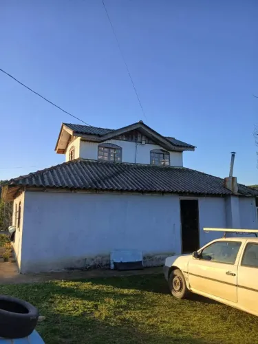 Chácara de 10.000m² em Água Amarela de Cima: 2 Casas, Salão, Piscina, Tanque e Barracões