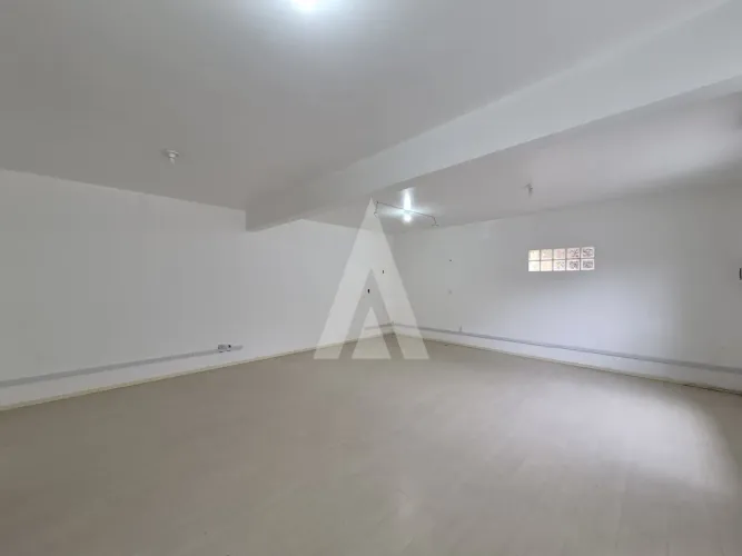 Sala comercial de 45 m² com banheiro no bairro Saguaçu.