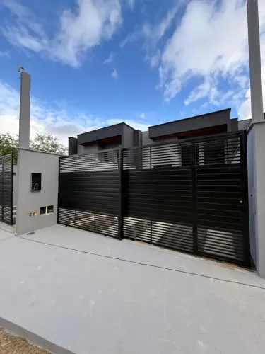 Casas Novas com 2/4 e 3/4 (Suíte) A apenas 100 metros da Av. Noide Cerqueira!