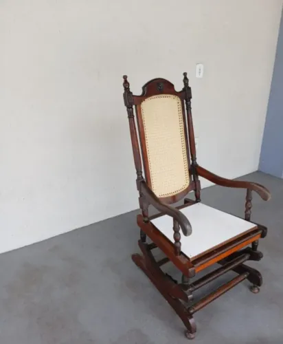 Cadeira de balanço madeira mogno colonial.