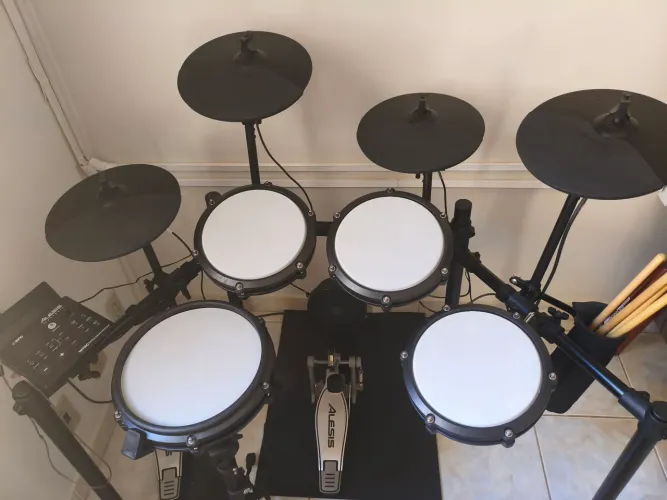BATERIA ELETRÔNICA ALESIS PRÓ MAX (MARÍLIA SP)