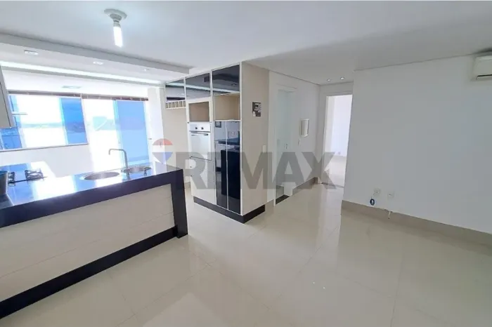 Cobertura Reformada com 2 Suítes, Varanda, Vista Livre e Planejados em Solar de Brasília